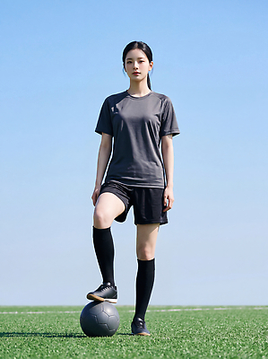 JPG 편집이미지 여자 스포츠 포즈 운동화 축구공 하늘 협력 운동선수 경기 잔디 운동복 운동 축구 축구장 연습 의료성형뷰티 편집실사 AI인물포토 AI콘텐츠 풋살 식물 옷 신발 공 축구용품 스포츠시설 건강 사람 구기 CG 파일형식 AI포토 스포츠용품 시설 오브젝트