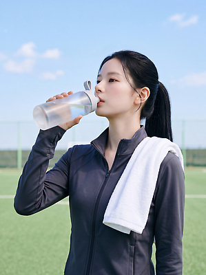 JPG 편집이미지 여자 스포츠 축구공 하늘 건강 잔디 야외 물 여름 수건 운동 태양 운동장 에너지 수분 축구장 의료성형뷰티 편집실사 AI인물포토 AI콘텐츠 풋살 자연요소 식물 계절 공 축구용품 스포츠시설 사람 위생용품 구기 공간 CG 파일형식 AI포토 스포츠용품 생활용품 시설 오브젝트
