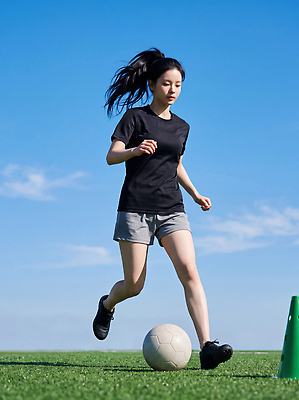 JPG 편집이미지 여자 스포츠 티셔츠 반바지 축구공 공 하늘 잔디 야외 달리기 운동 맑음 축구 코너 축구장 연습 의료성형뷰티 편집실사 AI인물포토 AI콘텐츠 풋살 식물 셔츠 바지 축구용품 스포츠시설 모션 날씨 건강 사람 구기 CG 파일형식 AI포토 스포츠용품 상의 하의 시설 옷 오브젝트