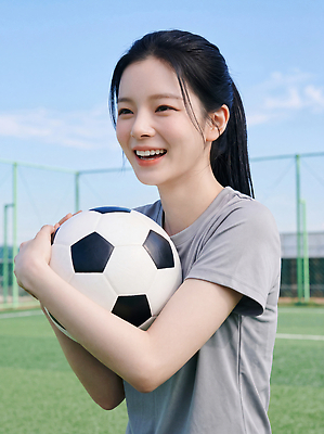 JPG 편집이미지 여자 스포츠 축구공 하늘 협력 웃음 잔디 야외 운동 축구 축구장 즐거움 의료성형뷰티 편집실사 AI인물포토 AI콘텐츠 풋살 식물 감정 공 축구용품 스포츠시설 표정 건강 사람 구기 CG 파일형식 AI포토 스포츠용품 시설 오브젝트