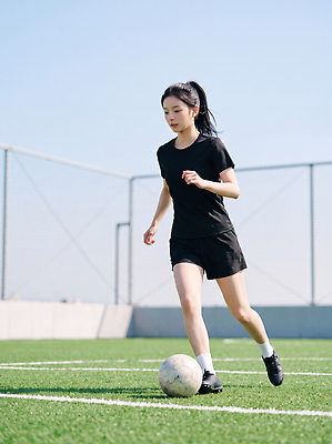 JPG 편집이미지 여자 스포츠 운동화 축구공 공 하늘 잔디 여름 운동 축구 경기장 축구장 연습 즐거움 의료성형뷰티 편집실사 AI인물포토 AI콘텐츠 풋살 식물 계절 감정 신발 축구용품 스포츠시설 건강 사람 구기 CG 파일형식 AI포토 스포츠용품 시설 오브젝트