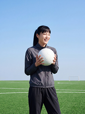 JPG 편집이미지 여자 스포츠 축구공 하늘 웃음 잔디 야외 운동 축구장 즐거움 의료성형뷰티 편집실사 AI인물포토 AI콘텐츠 풋살 식물 감정 공 축구용품 스포츠시설 표정 건강 사람 구기 CG 파일형식 AI포토 스포츠용품 시설 오브젝트
