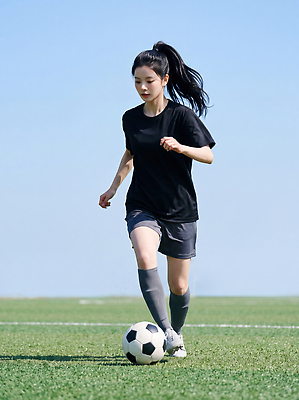 JPG 편집이미지 계절 여자 스포츠 축구공 하늘 협력 소녀 잔디 달리기 운동 축구 축구장 놀기 의료성형뷰티 편집실사 AI인물포토 AI콘텐츠 풋살 식물 어린이 공 축구용품 스포츠시설 모션 건강 사람 구기 CG 파일형식 AI포토 스포츠용품 시설 오브젝트