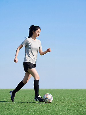 JPG 편집이미지 여자 스포츠 티셔츠 반바지 축구공 공 하늘 잔디 청춘 달리기 운동 축구 운동장 축구장 연습 외출 의료성형뷰티 편집실사 AI인물포토 AI콘텐츠 풋살 식물 컨셉 셔츠 바지 축구용품 스포츠시설 모션 건강 사람 구기 공간 CG 파일형식 AI포토 스포츠용품 상의 하의 시설 옷 오브젝트