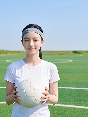 JPG 편집이미지 여자 스포츠 축구공 공 필드 하늘 웃음 소녀 잔디 청춘 축구 운동장 축구장 의료성형뷰티 편집실사 AI인물포토 AI콘텐츠 풋살 식물 어린이 컨셉 축구용품 스포츠시설 표정 사람 구기 공간 CG 파일형식 AI포토 스포츠용품 시설 오브젝트