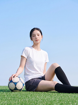 JPG 편집이미지 여자 스포츠 티셔츠 반바지 축구공 하늘 들기 앉기 잔디 여름 운동 맑음 축구 축구장 평지 의료성형뷰티 편집실사 AI인물포토 AI콘텐츠 풋살 식물 계절 셔츠 바지 공 축구용품 스포츠시설 모션 날씨 건강 사람 구기 땅 CG 파일형식 AI포토 스포츠용품 상의 하의 시설 옷 오브젝트