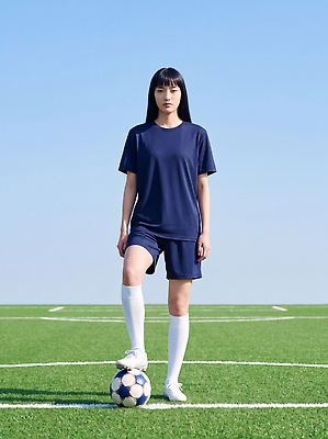 JPG 편집이미지 옷 여자 스포츠 포즈 축구공 하늘 아웃도어 서기 경기 잔디 운동 미식축구 축구 경기장 축구장 연습 준비 의료성형뷰티 편집실사 AI인물포토 AI콘텐츠 풋살 식물 공 축구용품 스포츠시설 모션 건강 사람 구기 CG 파일형식 AI포토 스포츠용품 시설 오브젝트