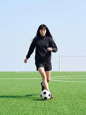 JPG 편집이미지 여학생 여자 스포츠 운동화 축구공 공 하늘 잔디 여름 운동 축구 경기장 청바지 킥 축구장 골대 드리블 의료성형뷰티 편집실사 AI인물포토 AI콘텐츠 풋살 식물 학생 계절 신발 바지 축구용품 스포츠시설 모션 건강 사람 구기 CG 파일형식 AI포토 스포츠용품 하의 시설 옷 오브젝트