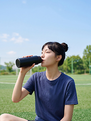 JPG 편집이미지 여자 음료 축구공 하늘 잔디 야외 운동 사각형 맑음 운동장 마시기 수분 축구장 물병 의료성형뷰티 편집실사 AI인물포토 AI콘텐츠 풋살 도형 식물 공 축구용품 스포츠시설 모션 날씨 건강 사람 구기 공간 물통 CG 파일형식 AI포토 스포츠용품 스포츠 시설 오브젝트