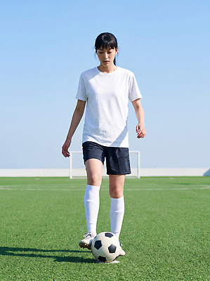 JPG 편집이미지 여자 스포츠 축구공 공 하늘 협력 운동선수 경기 잔디 달리기 운동 축구 운동장 축구장 연습 의료성형뷰티 월드싸커 편집실사 AI인물포토 AI콘텐츠 풋살 식물 축구용품 스포츠시설 모션 건강 사람 구기 공간 CG 파일형식 AI포토 스포츠용품 시설 오브젝트