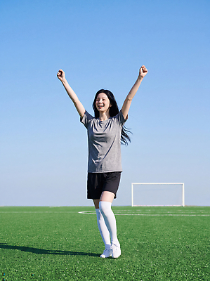 JPG 편집이미지 여자 스포츠 축구공 필드 하늘 성공 협력 경기 잔디 운동 축구 기쁨 축구장 골대 의료성형뷰티 편집실사 AI인물포토 AI콘텐츠 풋살 식물 감정 컨셉 공 축구용품 스포츠시설 건강 사람 구기 CG 파일형식 AI포토 스포츠용품 시설 오브젝트