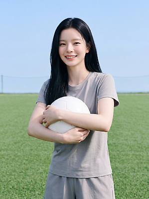 JPG 편집이미지 여자 스포츠 축구공 공 안기 하늘 미소 잔디 야외 운동 축구장 의료성형뷰티 편집실사 AI인물포토 AI콘텐츠 풋살 식물 축구용품 스포츠시설 모션 표정 건강 사람 구기 CG 파일형식 AI포토 스포츠용품 시설 오브젝트