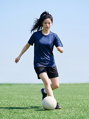 JPG 편집이미지 여자 스포츠 티셔츠 반바지 축구공 공 하늘 건강 소녀 잔디 달리기 운동 햇빛 축구 축구장 의료성형뷰티 편집실사 AI인물포토 AI콘텐츠 풋살 식물 어린이 셔츠 바지 축구용품 스포츠시설 모션 사람 빛 구기 CG 파일형식 AI포토 스포츠용품 상의 하의 시설 옷 오브젝트