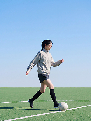 JPG 편집이미지 여자 스포츠 운동화 축구공 공 하늘 협력 경기 잔디 운동복 운동 축구 축구장 집중 의료성형뷰티 편집실사 AI인물포토 AI콘텐츠 풋살 식물 옷 신발 컨셉 축구용품 스포츠시설 건강 사람 구기 CG 파일형식 AI포토 스포츠용품 시설 오브젝트