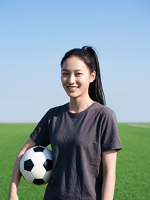 JPG 편집이미지 여자 스포츠 축구공 놀이 하늘 협력 미소 잔디 야외 청춘 운동 축구장 연습 즐거움 의료성형뷰티 편집실사 AI인물포토 AI콘텐츠 풋살 식물 감정 컨셉 공 축구용품 스포츠시설 표정 건강 사람 구기 CG 파일형식 AI포토 스포츠용품 시설 오브젝트