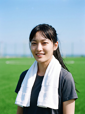 JPG 편집이미지 여자 얼굴 스포츠 축구공 하늘 건강 미소 잔디 수건 운동 운동장 축구장 체육 목 의료성형뷰티 편집실사 AI인물포토 AI콘텐츠 풋살 식물 공 축구용품 스포츠시설 표정 사람 신체부위 위생용품 구기 공간 CG 파일형식 AI포토 스포츠용품 생활용품 시설 오브젝트