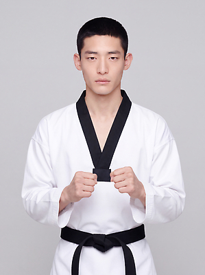 JPG 편집이미지 전통 남자 스포츠 포즈 한국 기술 운동 무도 집중 체육 연습 태권도 태권도복 검은띠 의료성형뷰티 편집실사 AI인물포토 AI콘텐츠 아시아 스포츠용품 컨셉 건강 도복 사람 격투기 끈 CG 파일형식 AI포토 옷 나라 오브젝트