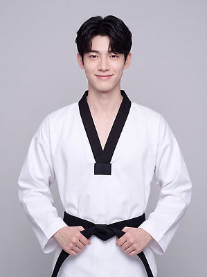 JPG 편집이미지 남자 문화 스포츠 기술 도복 미소 운동 무도 연습 태권도 태권도복 검은띠 의료성형뷰티 편집실사 AI인물포토 AI콘텐츠 옷 스포츠용품 표정 건강 사람 격투기 끈 CG 파일형식 AI포토 오브젝트