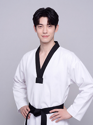 JPG 편집이미지 남자 스포츠 포즈 웃음 운동 무도 자신감 연습 태권도 태권도복 검은띠 의료성형뷰티 편집실사 AI인물포토 AI콘텐츠 감정 스포츠용품 표정 건강 도복 사람 격투기 끈 CG 파일형식 AI포토 옷 오브젝트