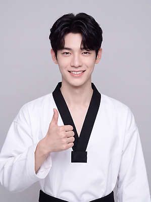JPG 편집이미지 전통 남자 스포츠 스튜디오 한국 실내 건강 웃음 운동 엄지손가락 체육 연습 태권도 태권도복 검은띠 의료성형뷰티 편집실사 AI인물포토 AI콘텐츠 아시아 스포츠용품 손가락 표정 도복 사람 내부 격투기 끈 CG 파일형식 AI포토 손 옷 나라 오브젝트 신체부위