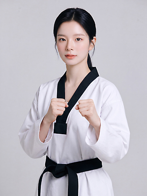 JPG 편집이미지 전통 여자 스포츠 포즈 기술 운동 주먹 자신감 연습 태권도 태권도복 검은띠 의료성형뷰티 편집실사 AI인물포토 AI콘텐츠 감정 스포츠용품 모션 건강 도복 사람 격투기 끈 CG 파일형식 AI포토 옷 오브젝트