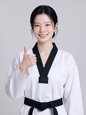 JPG 편집이미지 옷 여자 포즈 미소 운동 엄지손가락 무도 자신감 연습 오브젝트 태권도 태권도복 검은띠 의료성형뷰티 편집실사 AI인물포토 AI콘텐츠 감정 스포츠용품 스포츠 손가락 표정 건강 도복 사람 격투기 끈 CG 파일형식 AI포토 손 신체부위