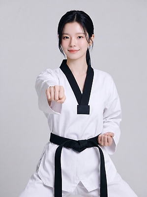 JPG 편집이미지 옷 여자 스포츠 포즈 기술 경기 운동 주먹 무도 연습 태권도 태권도복 검은띠 의료성형뷰티 편집실사 AI인물포토 AI콘텐츠 스포츠용품 모션 건강 도복 사람 격투기 끈 CG 파일형식 AI포토 오브젝트