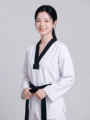 JPG 편집이미지 옷 여자 포즈 서기 미소 운동 무도 연습 태권도 태권도복 대회 검은띠 의료성형뷰티 편집실사 AI인물포토 AI콘텐츠 스포츠용품 스포츠 모션 표정 건강 도복 사람 격투기 끈 CG 파일형식 AI포토 오브젝트