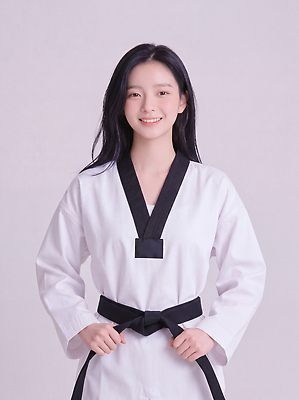 JPG 편집이미지 옷 여자 스포츠 포즈 실내 미소 운동 무도 자신감 연습 태권도 태권도복 검은띠 의료성형뷰티 편집실사 AI인물포토 AI콘텐츠 감정 스포츠용품 표정 건강 도복 사람 내부 격투기 끈 CG 파일형식 AI포토 오브젝트
