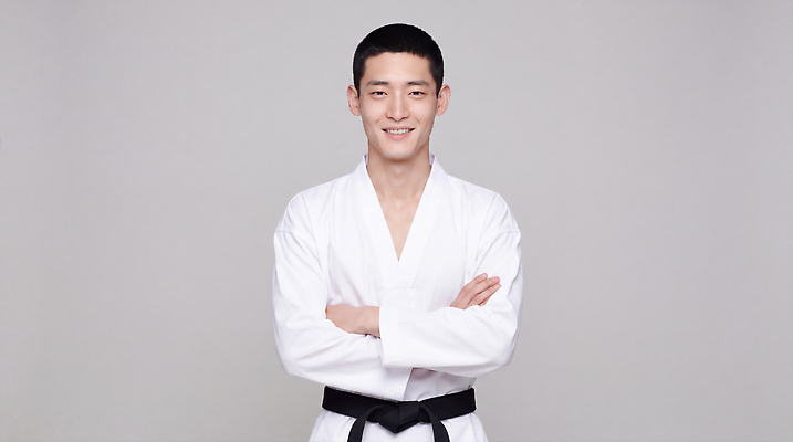 JPG 편집이미지 남자 여유 포즈 스튜디오 웃음 운동 팔짱 격투기 체육 연습 태권도 태권도복 검은띠 전문 의료성형뷰티 편집실사 AI인물포토 AI콘텐츠 감정 스포츠용품 스포츠 모션 표정 건강 도복 사람 끈 CG 파일형식 AI포토 옷 오브젝트