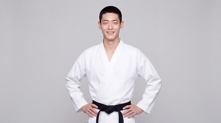 JPG 편집이미지 남자 포즈 도복 운동 무도 자신감 연습 태권도 태권도복 검은띠 의료성형뷰티 편집실사 AI인물포토 AI콘텐츠 옷 감정 스포츠용품 스포츠 건강 사람 격투기 끈 CG 파일형식 AI포토 오브젝트