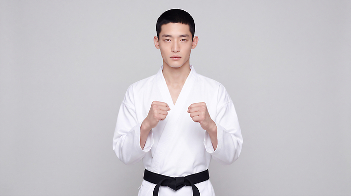 JPG 편집이미지 남자 포즈 기술 실내 운동 경쟁 무도 집중 연습 태권도 준비 태권도복 검은띠 의료성형뷰티 편집실사 AI인물포토 AI콘텐츠 스포츠용품 스포츠 컨셉 건강 도복 사람 내부 격투기 끈 CG 파일형식 AI포토 옷 오브젝트