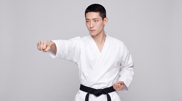 JPG 편집이미지 남자 포즈 도복 운동 희망 주먹 무도 연습 태권도 태권도복 검은띠 의료성형뷰티 편집실사 AI인물포토 AI콘텐츠 옷 감정 스포츠용품 스포츠 모션 건강 사람 격투기 끈 CG 파일형식 AI포토 오브젝트