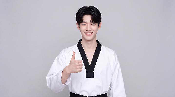 JPG 편집이미지 남자 스포츠 포즈 표정 웃음 운동 엄지손가락 태권도 태권도복 검은띠 자랑 의료성형뷰티 편집실사 AI인물포토 AI콘텐츠 스포츠용품 손가락 건강 도복 사람 격투기 끈 CG 파일형식 AI포토 손 옷 오브젝트 신체부위