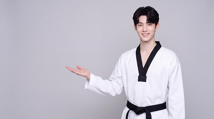 JPG 편집이미지 옷 남자 포즈 기술 미소 운동 태권도 태권도복 검은띠 의료성형뷰티 편집실사 AI인물포토 AI콘텐츠 스포츠용품 표정 건강 도복 사람 격투기 끈 CG 파일형식 AI포토 스포츠 오브젝트