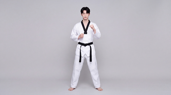 JPG 편집이미지 남자 스포츠 포즈 기술 실내 운동 무도 연습 태권도 태권도복 준비자세 검은띠 의료성형뷰티 편집실사 AI인물포토 AI콘텐츠 스포츠용품 건강 도복 사람 내부 격투기 끈 CG 준비 파일형식 AI포토 옷 오브젝트