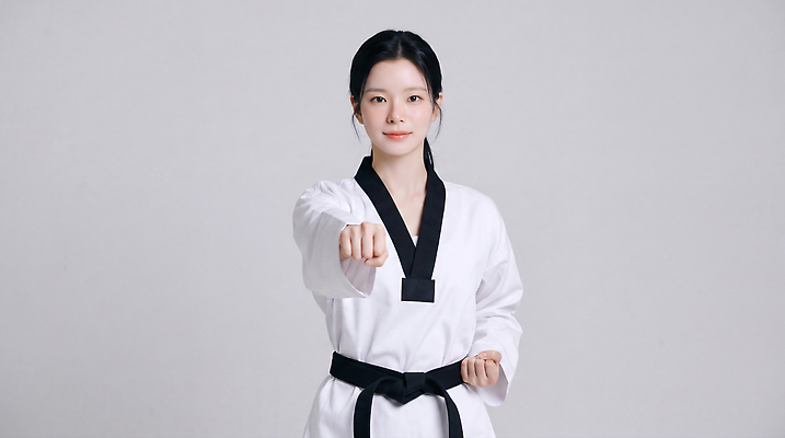 JPG 편집이미지 여자 스포츠 포즈 기술 도복 손짓 운동 무도 집중 연습 태권도 태권도복 품새 검은띠 의료성형뷰티 편집실사 AI인물포토 AI콘텐츠 옷 스포츠용품 컨셉 모션 건강 사람 격투기 끈 CG 파일형식 AI포토 오브젝트
