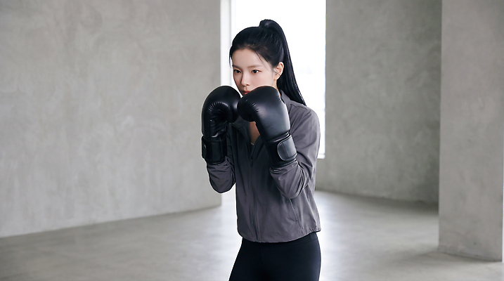 JPG 편집이미지 여자 스포츠 포즈 조명 실내 건강 운동 권투 공간 글러브 연습 모던 의료성형뷰티 편집실사 AI인물포토 AI콘텐츠 스포츠용품 장갑 사람 내부 격투기 CG 파일형식 AI포토 잡화 오브젝트