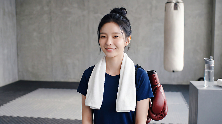 JPG 편집이미지 여자 스포츠 건강 미소 운동복 수건 운동 운동기구 힘 권투 글러브 연습 체육관 의료성형뷰티 스타일 편집실사 AI인물포토 AI콘텐츠 옷 스포츠용품 장갑 표정 사람 위생용품 헬스 격투기 CG 파일형식 AI포토 잡화 생활용품 오브젝트