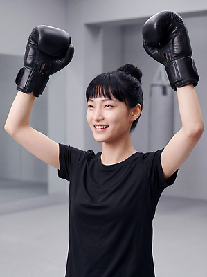 JPG 편집이미지 여자 운동 힘 권투 공간 기쁨 글러브 연습 팔 의료성형뷰티 편집실사 AI인물포토 AI콘텐츠 감정 스포츠용품 장갑 건강 사람 신체부위 격투기 CG 파일형식 AI포토 잡화 스포츠 오브젝트