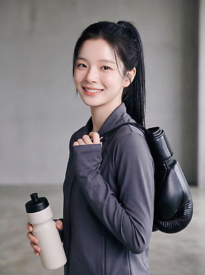 JPG 편집이미지 여자 스포츠 건강 웃음 운동복 운동 권투 글러브 수분 물병 연습 체육관 의료성형뷰티 편집실사 AI인물포토 AI콘텐츠 옷 스포츠용품 장갑 표정 사람 격투기 물통 CG 파일형식 AI포토 잡화 오브젝트
