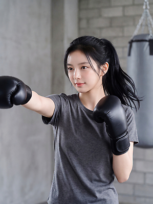 JPG 편집이미지 여자 실내 건강 운동복 운동 주먹 권투 권투글러브 도둑 연습 체육관 열정 팔 의료성형뷰티 편집실사 AI인물포토 AI콘텐츠 옷 감정 모션 사람 내부 신체부위 격투기 글러브 범인 CG 파일형식 AI포토 스포츠용품 스포츠 장갑 범죄 잡화 오브젝트