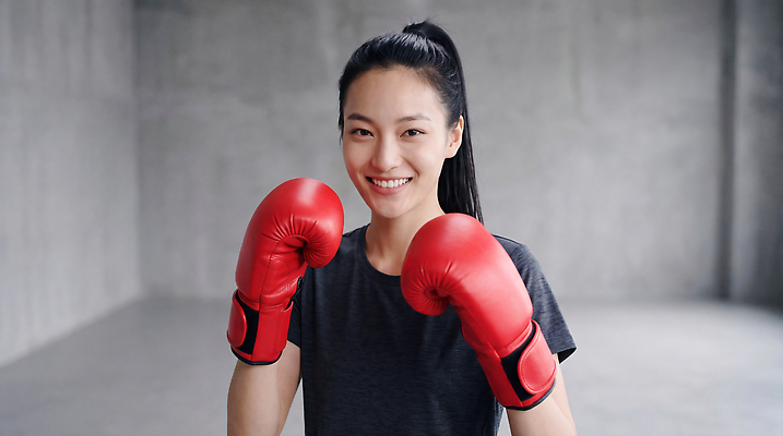 JPG 편집이미지 여자 스포츠 실내 건강 미소 운동 카메라 권투 회색 글러브 자신감 연습 체육관 의료성형뷰티 편집실사 AI인물포토 AI콘텐츠 감정 스포츠용품 컬러 장갑 표정 사람 내부 전자제품 격투기 CG 파일형식 AI포토 잡화 오브젝트