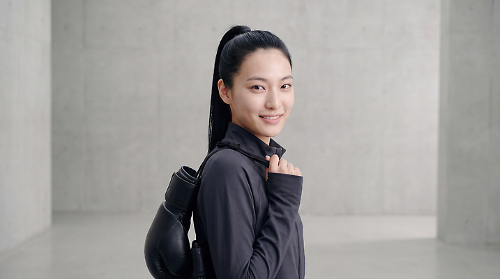 JPG 편집이미지 여자 벽 스포츠 포즈 웃음 운동복 운동 권투 공간 회색 글러브 도둑 연습 어깨 의료성형뷰티 편집실사 AI인물포토 AI콘텐츠 옷 스포츠용품 컬러 장갑 표정 건강 사람 신체부위 격투기 범인 CG 파일형식 AI포토 잡화 범죄 오브젝트