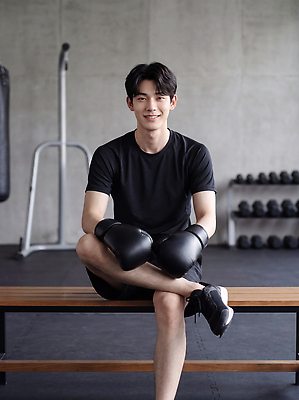 JPG 편집이미지 남자 스포츠 벤치 미소 상반신 운동 권투 아령 글러브 기구 연습 체육관 의료성형뷰티 편집실사 AI인물포토 AI콘텐츠 스포츠용품 장갑 의자 표정 건강 사람 격투기 CG 파일형식 AI포토 잡화 가구 오브젝트 생활용품