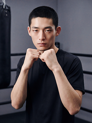 JPG 편집이미지 남자 스포츠 운동 주먹 권투 무도 반지 집중 연습 체육관 전쟁 준비자세 액션 의료성형뷰티 편집실사 AI인물포토 AI콘텐츠 포즈 컨셉 장신구 모션 건강 사람 격투기 CG 준비 파일형식 AI포토