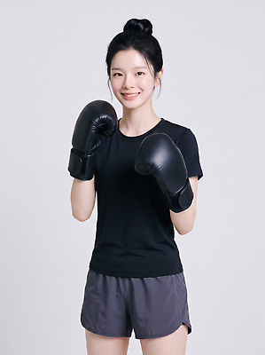 JPG 편집이미지 여자 스포츠 티셔츠 반바지 실내 건강 웃음 취미 운동 힘 권투 장비 연습 의료성형뷰티 편집실사 AI인물포토 AI콘텐츠 셔츠 바지 표정 사람 내부 격투기 CG 파일형식 AI포토 상의 하의 옷