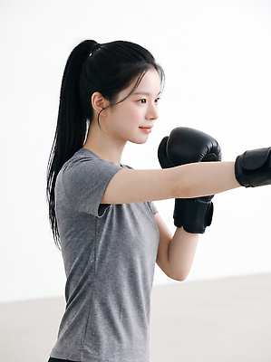 JPG 편집이미지 여자 스포츠 포즈 운동 힘 주먹 권투 도전 글러브 자신감 연습 스트레스해소 전환 의료성형뷰티 편집실사 AI인물포토 AI콘텐츠 감정 스포츠용품 장갑 모션 건강 사람 격투기 CG 파일형식 AI포토 잡화 오브젝트