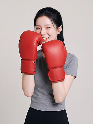 JPG 편집이미지 여자 스포츠 포즈 실내 건강 웃음 운동복 운동 권투 글러브 연습 즐거움 의료성형뷰티 편집실사 AI인물포토 AI콘텐츠 옷 감정 스포츠용품 장갑 표정 사람 내부 격투기 CG 파일형식 AI포토 잡화 오브젝트