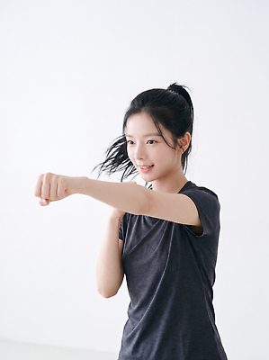 JPG 편집이미지 여자 실내 건강 운동복 운동 스트레칭 힘 주먹 권투 펀치 연습 흰배경 준비자세 의료성형뷰티 편집실사 AI인물포토 AI콘텐츠 옷 포즈 모션 사람 내부 격투기 흰색 CG 준비 파일형식 AI포토 스포츠 컬러